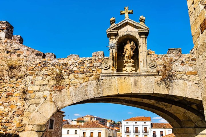 Hello Caceres: Private 2-Hour Intro City Walk with Local Guide