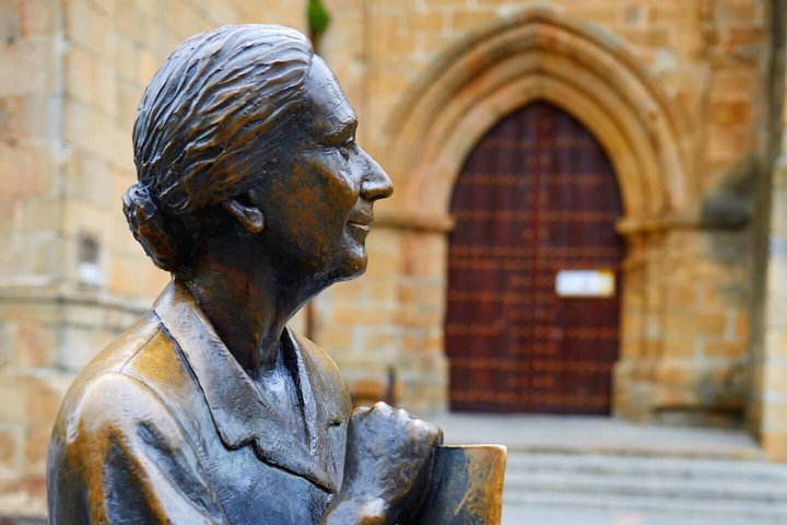Hello Caceres: Private 2-Hour Intro City Walk with Local Guide