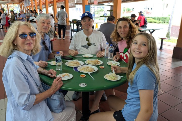 Small Group: Michelin and Local Hawker Food Tour with 9 tastings