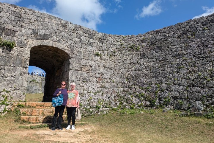 Okinawa: Zakimi Castle and Yuntanza Museum Heritage Tour