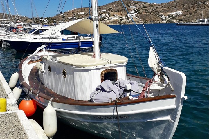 Ios Cyclades: Traditional Boat Tour with Greek Snacks and Drinks