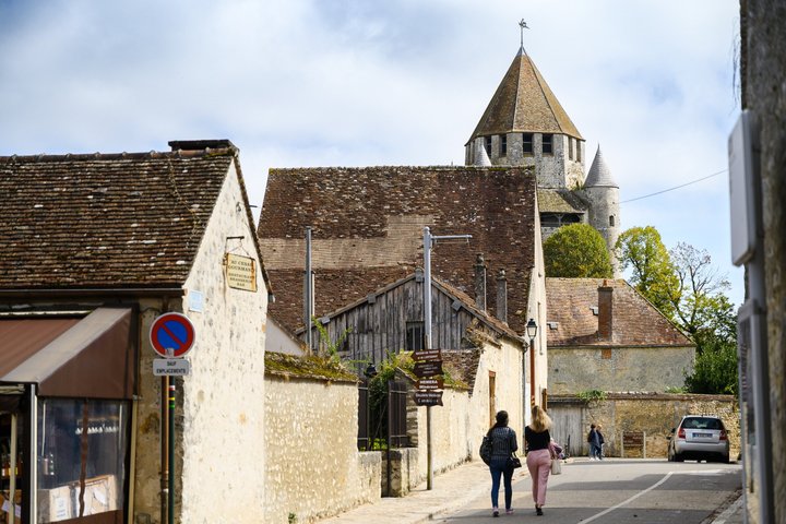 Fontainebleau Castle & Provins Medieval City with hotel pick up