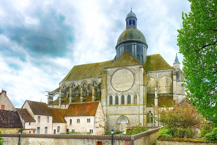Fontainebleau Castle & Provins Medieval City with hotel pick up