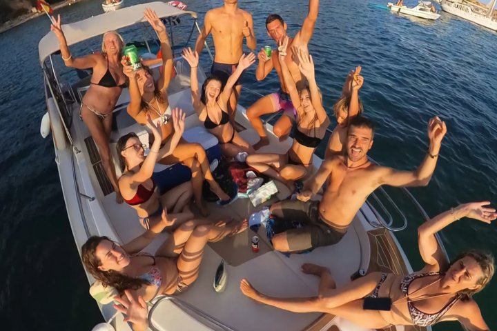 Palma de Mallorca Private Boat Trip with Water Toys and 25 Coves
