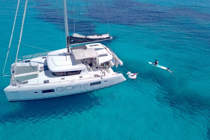 Puerto Vallarta: Coast & Fun 4h All Inclusive on 42' Goa