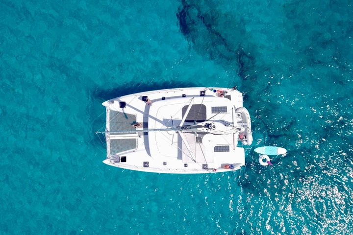 Puerto Vallarta: Coast & Fun 4h All Inclusive on 42' Goa