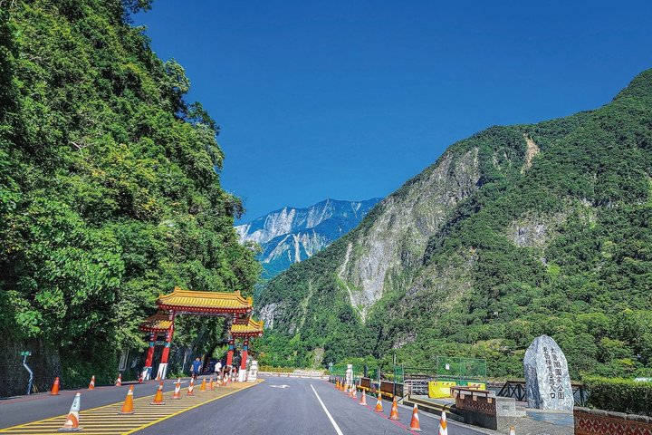 Hualien Day Tour: Taroko Gorge, Qingshui Cliffs & Qixingtan Beach