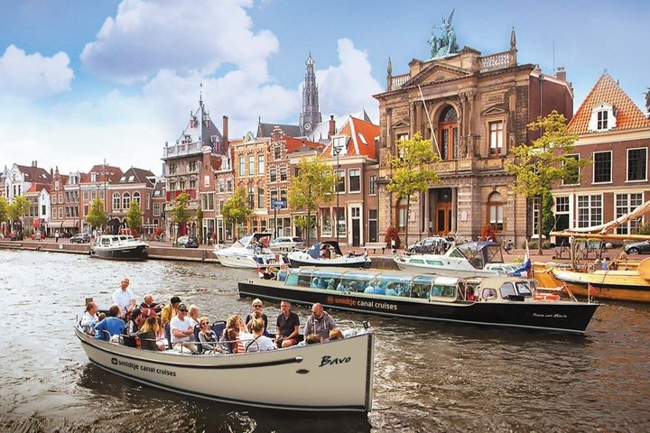 Haarlem: Scenic Canal Cruise through the Old City of Haarlem