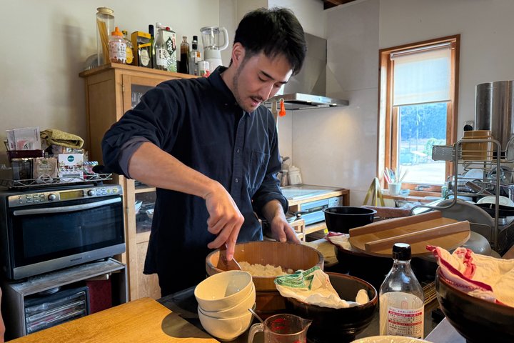 Sushi-making Experience using Traditional Karatsu Pottery
