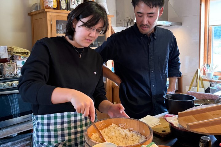 Sushi-making Experience using Traditional Karatsu Pottery