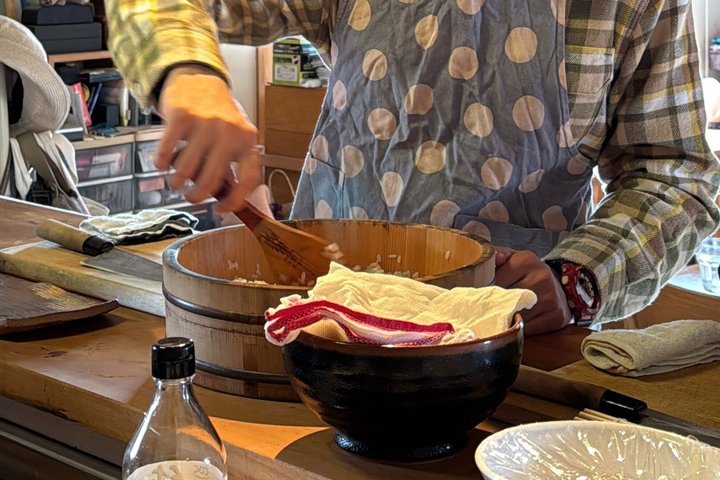 Sushi-making Experience using Traditional Karatsu Pottery
