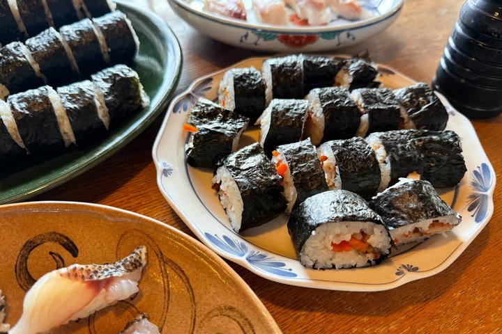 Sushi-making Experience using Traditional Karatsu Pottery