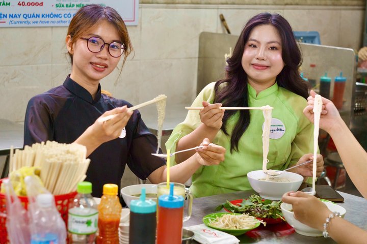 Ho Chi Minh City: Motorbike Street Food Tour with 12 Tastings