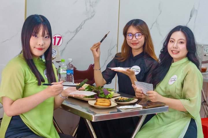 Ho Chi Minh City: Motorbike Street Food Tour with 12 Tastings