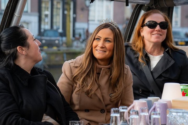Amsterdam Small-Group Canal Cruise Including Snacks and Drinks