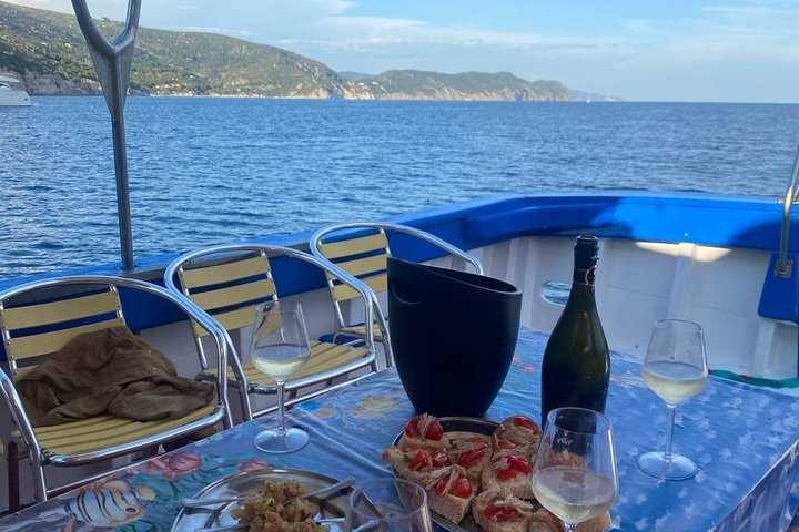 Fishing on the Island of Elba with lunch on board