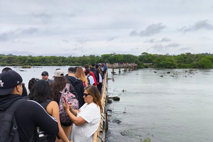 Private Iguazu Falls Tour: Brazil & Argentina in one VIP Day