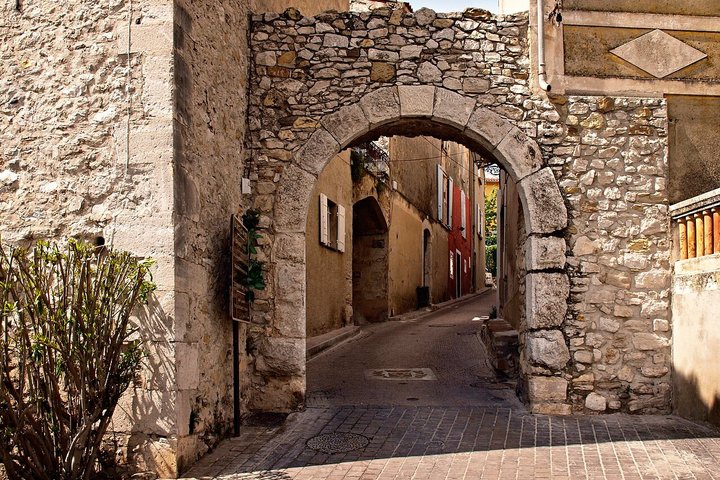 Medieval village of Castellet, Cassis & the beautifull Calanques