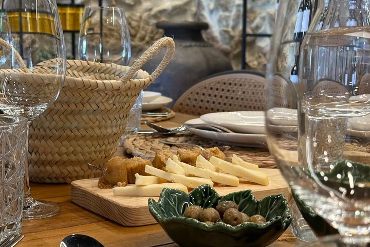 Private tour with 3 wineries with typical harmonized lunch