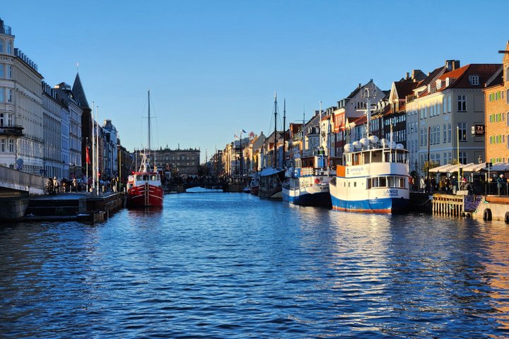 Walk & Canal Tour: Copenhagen Highlights + Changing of the Guards