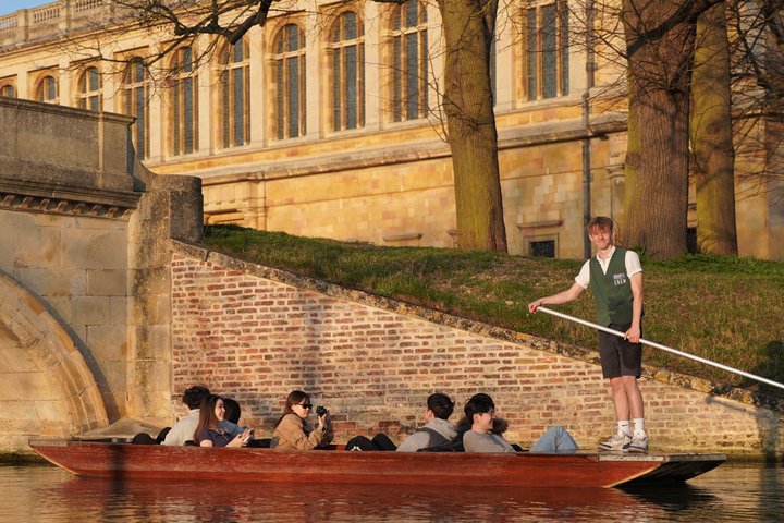 Cambridge Student-Led Shared Punting Tour (English or Chinese)
