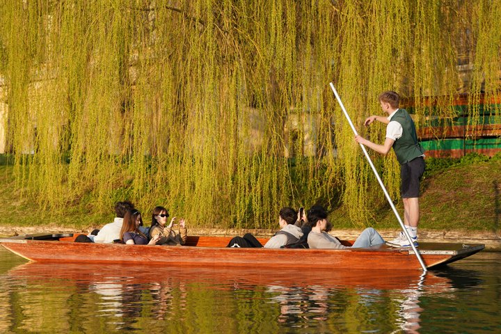 Cambridge Student-Led Shared Punting Tour (English or Chinese)