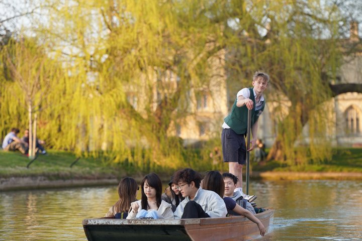 Cambridge Student-Led Shared Punting Tour (English or Chinese)