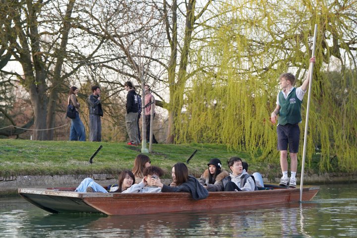 Cambridge Student-Led Shared Punting Tour (English or Chinese)