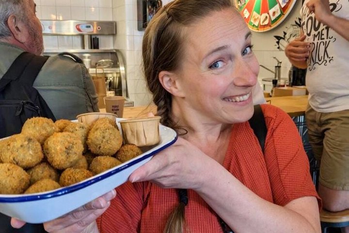 Utrecht Walking Food Tour with 7 Gourmet Dishes & Local Guide