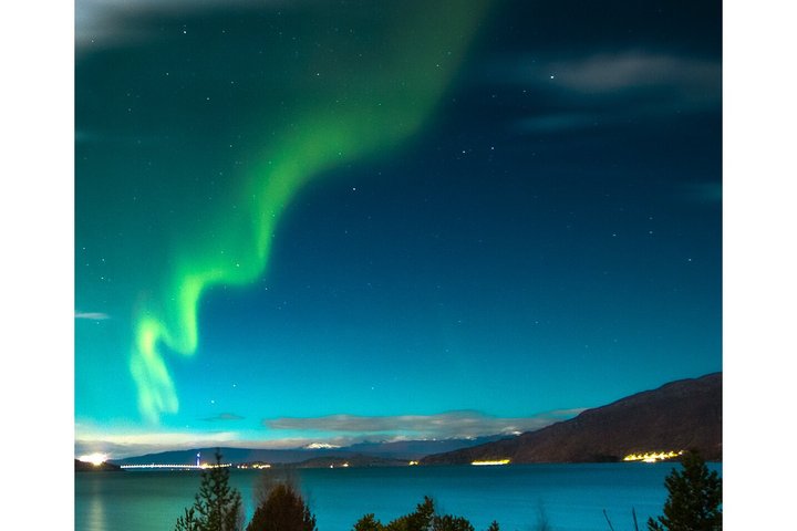 Kiruna: Aurora Chase with Street Food Dinner & Nature Guides