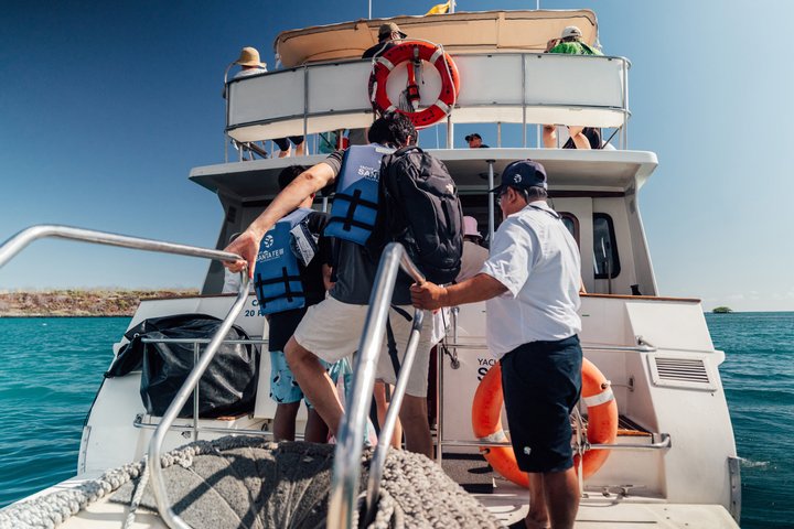 Galapagos First Class 5 Day Package with Yacht Day Tours