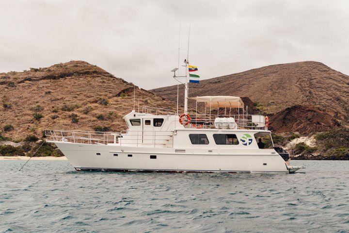 Galapagos First Class 5 Day Package with Yacht Day Tours