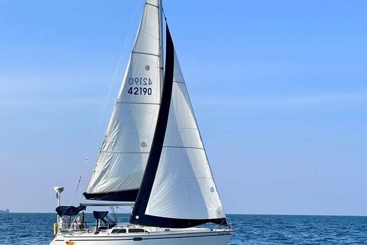 2 Hour Sailing Adventure in Lake Michigan (up to 6 people)