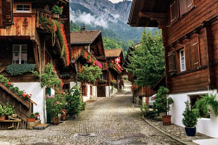 Lauterbrunnen Grand Tour Waterfalls and Hidden Spots in Alps