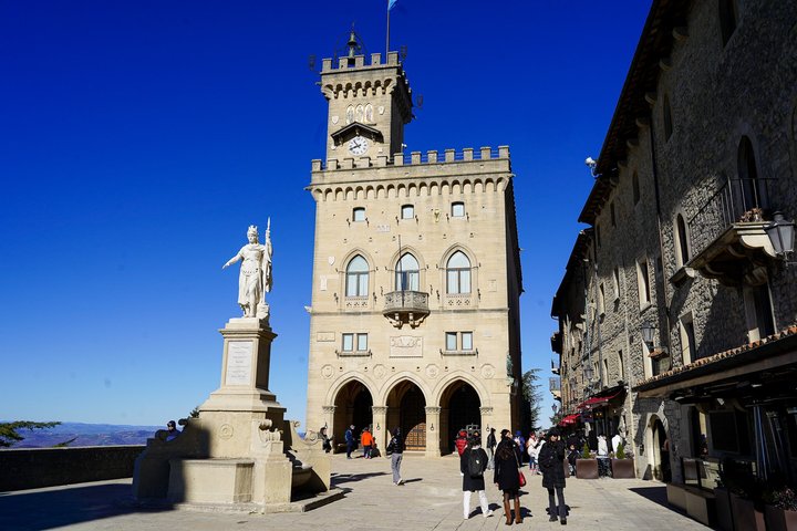San Marino Small Group Guided Tour with Pass 7 attractions