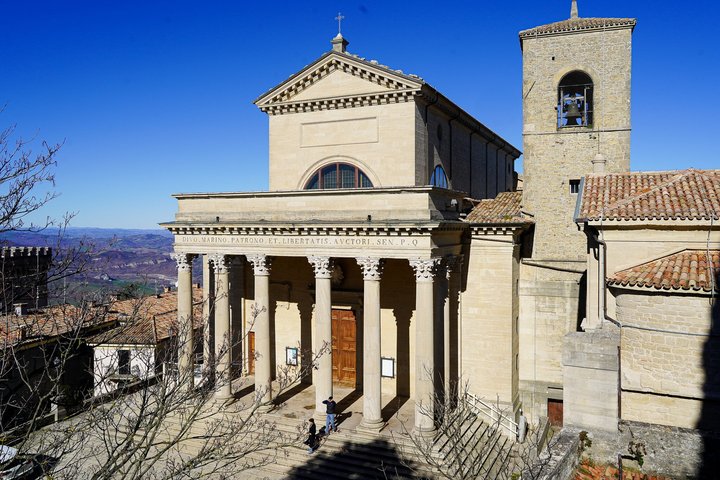 San Marino Small Group Guided Tour with Pass 7 attractions