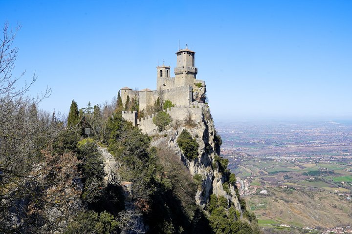 San Marino Small Group Guided Tour with Pass 7 attractions