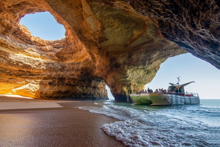 Portimao: Dolphins & Caves - Catamaran witn Marine Biologist