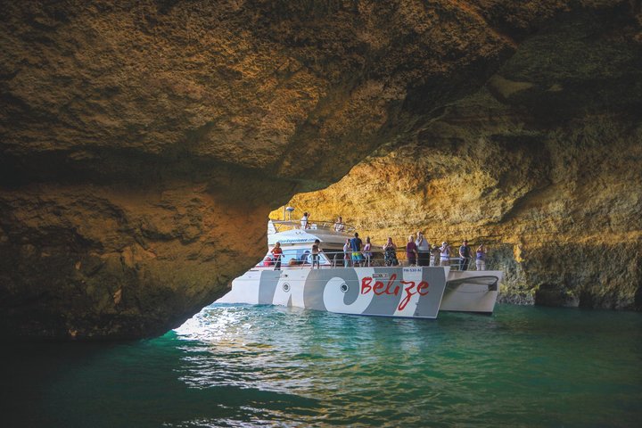 Vilamoura: Brunch and Benagil Caves on Board with Open bar