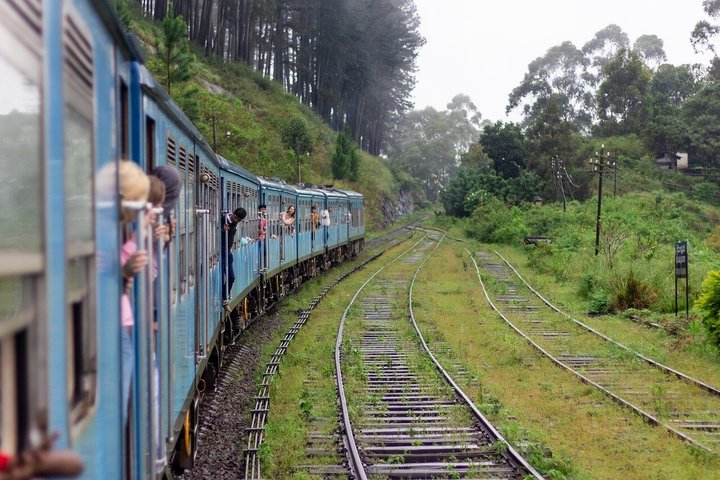 From Kandy: Odyssey First Class Scenic Train Ticket to Ella