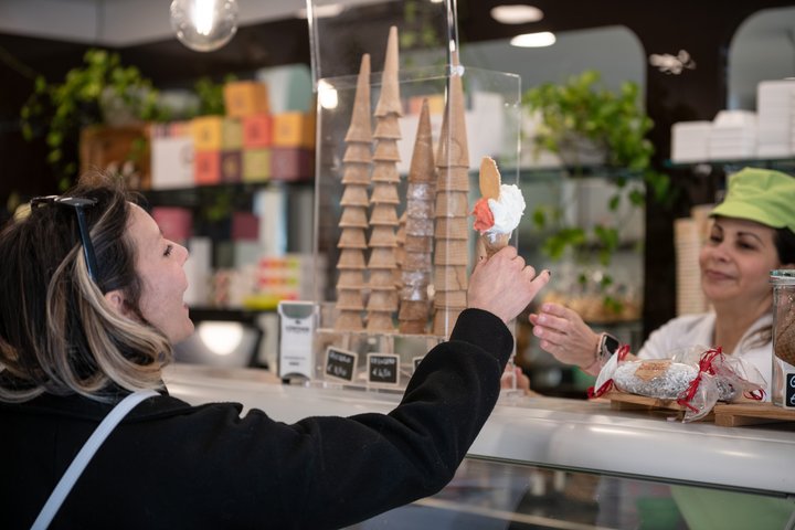Reggio Emilia Guided Walking Tour with Food Tastings