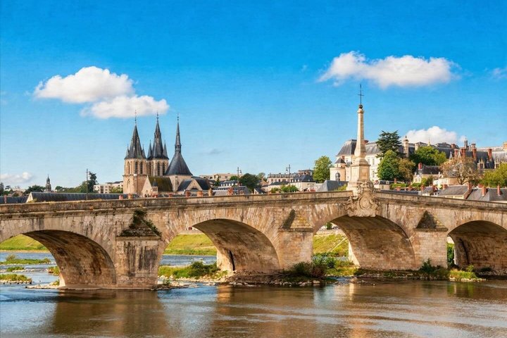 Hello Blois: Private 2-Hour Intro City Walk with Local Guide