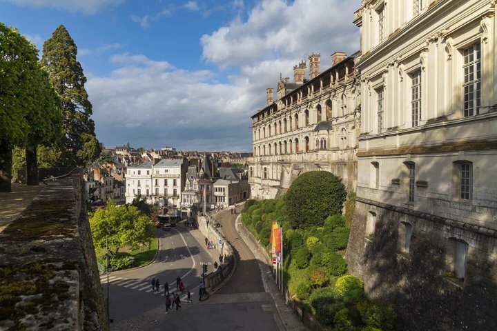 Hello Blois: Private 2-Hour Intro City Walk with Local Guide
