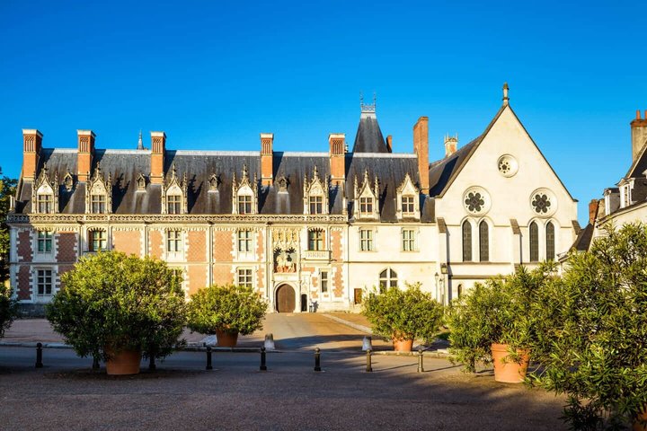 Hello Blois: Private 2-Hour Intro City Walk with Local Guide