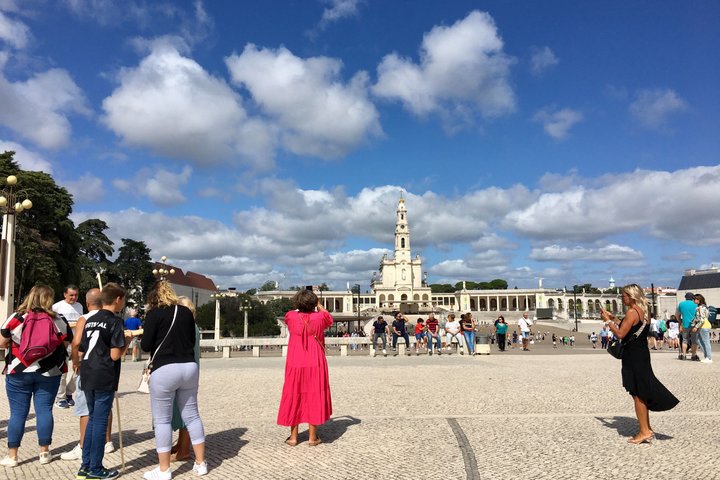 Douro Valley to Lisbon with Coimbra, Fatima, Tomar, Nazaré, Óbidos