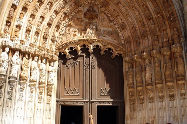 Douro Valley to Lisbon with Coimbra, Fatima, Tomar, Nazaré, Óbidos