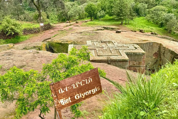 Tour 11 monolithic rock churches & museum in Lalibela & cave church with mummies