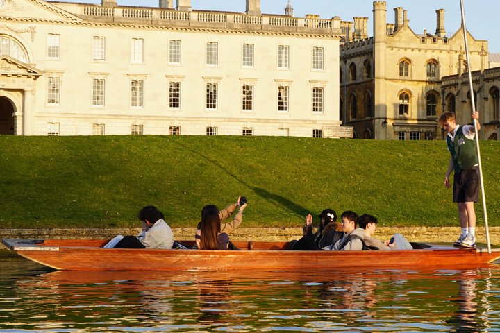 Cambridge Student-Led Shared Punting Tour (English or Chinese)