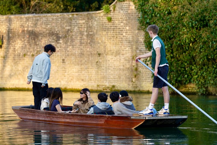 Cambridge Student-Led Shared Punting Tour (English or Chinese)