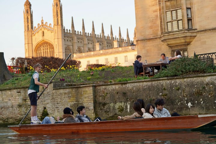 Cambridge Student-Led Shared Punting Tour (English or Chinese)
